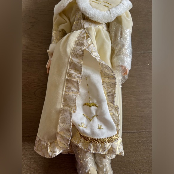 Vintage Winter Porcelain Doll, Lauren, Heritage Signature Collection - Picture 3 of 16